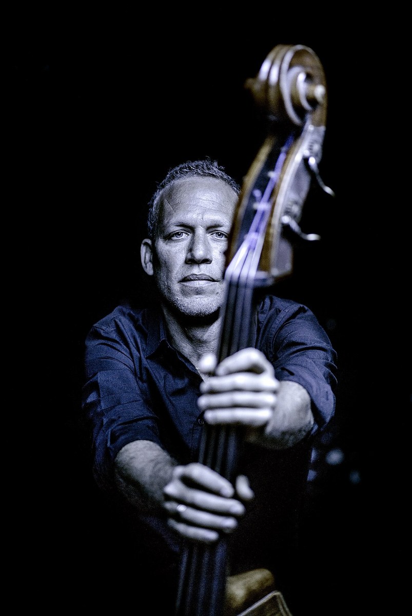 Retrato de Avishai Cohen
