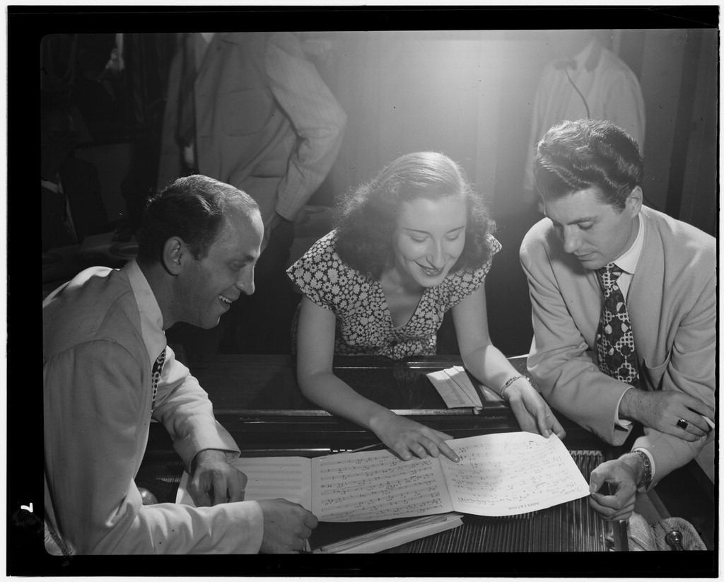 Trío tocando en el club Downbeat de Nueva York, 1947
